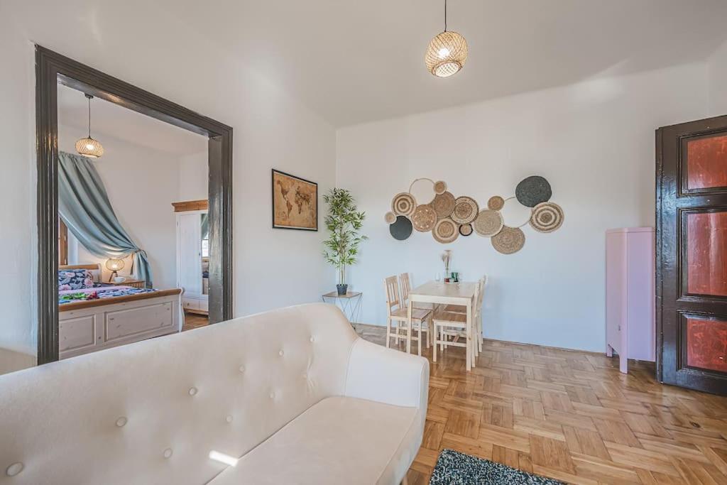 Carolina'S Romantic Apartment Hradec Králové エクステリア 写真