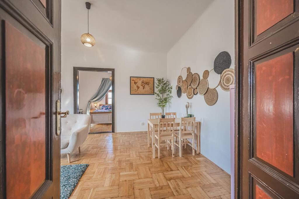 Carolina'S Romantic Apartment Hradec Králové エクステリア 写真